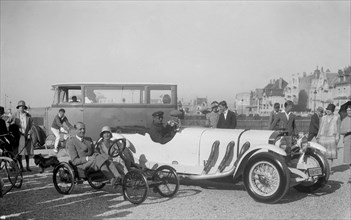 Mercedes-Benz SS open 4-seater of Baron Wenzel-Mosau and Auto Red Bug, Boulogne Motor Week, 1928. Artist: Bill Brunell.