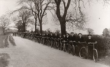 A Rowntree?s cycling club outing, 1910. Artist: Unknown