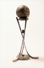Hole-in-one silver holder with a featherie ball, c1900. Artist: Unknown