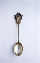 Silver spoon with golfing shield, British, c1910-c1920s. Artist: Unknown