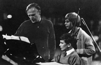 American musician Yehudi Menuhin (1916-1999) instructing his son Jeremy. Artist: Unknown