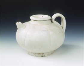 White glazed melon-shaped wine pot, Five Dynasties-early Northern Song dynasty, China, 10th century. Artist: Unknown