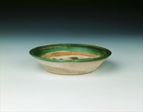 Cizhou-type saucer with pomegranate spray in polychrome glazes, Jin dynasty, China, 1115-1234. Artist: Unknown