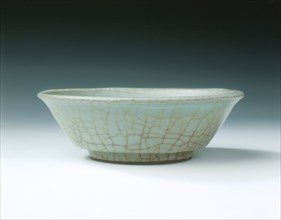 Longquan bowl with Guan type crackled celadon glaze, Southern Song dynasty, China, 13th century. Artist: Unknown