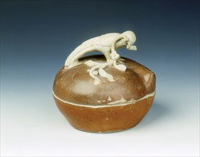 Peach shaped covered box with unglazed pigeon in relief, Ming dynasty, China, 16th century. Artist: Unknown