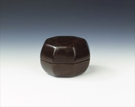 Yixing pottery seal box covered with lacquer, Qing dynasty, China, early 19th century. Artist: Unknown