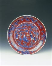 Blue and white dish with red overglaze, China, c1572-c1620. Artist: Unknown