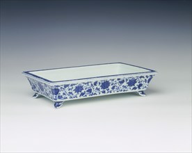 Blue and white narcissus bowl with lotus scrolls, China, 1736-1795. Artist: Unknown