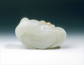 Jade bird with lingzhi, bulb and prunus, early Qing dynasty, China, 1662-1722. Artist: Unknown
