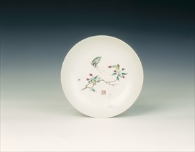 Famille verte-rose plate with cherry and butterfly, Qing dynasty, early Yongzheng period, 1723-1735. Artist: Unknown
