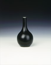 Mirror black long-necked vase, Qing dynasty, China, 18th century. Artist: Unknown