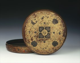 Drum-shaped lacquer box, Qing dynasty, Jiaqing period, China, 1796-1820. Artist: Unknown