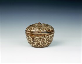Si Satchanalai stoneware covered box of mangosteen shape, Thailand, 14th-15th century. Artist: Unknown