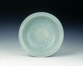 Si Satchanalai celadon dish with carved peony and fluted decoration, Thailand, 14th-15th century. Artist: Unknown