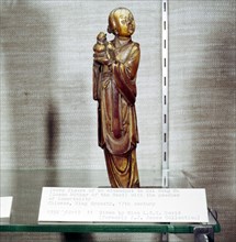 Attendant of Hsi Wang Mu and peaches of Immortal, Ivory Figure, Ming Dynasty. Artist: Unknown.
