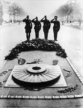 German soldiers saluting the Tomb of the Unknown Soldier, Paris, December 1940. Artist: Unknown