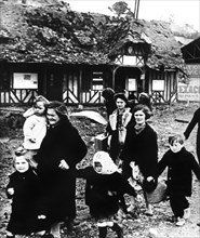Familles fuiyant leur village après le débarquement, juin 1944