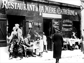 German soldiers at a restaurant, occupied Paris, June 1940. Artist: Unknown