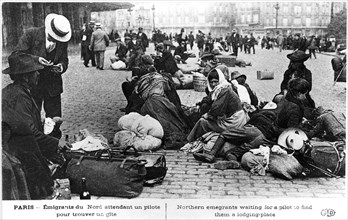 Refugees from the north waiting for a guide to find them lodgings, Paris, World War I, 1914-1918. Artist: Unknown
