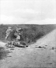 French machine gunners sweeping a road, Courcelles, south-east of Montdidier, France, 9 June 1918. Artist: Unknown