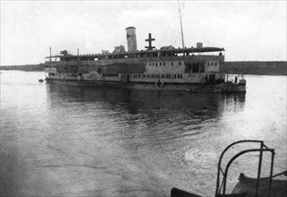 Red Cross river boat going up the Tigris River, Mesopotamia, WWI, 1918. Artist: Unknown