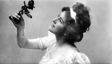 Alice Crawford (1882-1931), English actress, 1907.Artist: Raphael Tuck & Sons