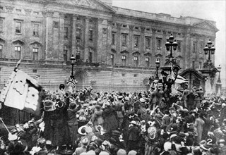 The official notice of the armistice being read, Buckingham Palace, 1918 (1936). Artist: Unknown