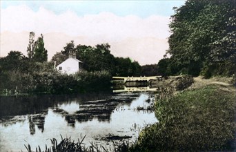 Sonning Lock on the River Thames, Berkshire, 1926.Artist: Cavenders Ltd