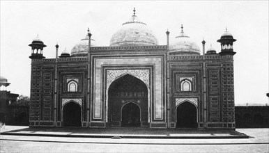 Taj Mahal mosque (or masjid), Agra, India, 1916-1917. Artist: Unknown