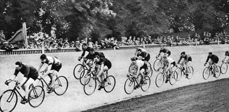 Ten miles amateur cycling championship, Herne Hill cycle track, London, 1926-1927. Artist: Unknown