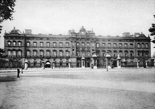 Buckingham Palace before its restoration, London, 1926-1927.Artist: King