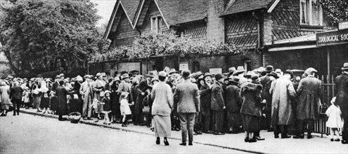 A queue for the zoo on a national holiday, London, 1926-1927. Artist: Unknown