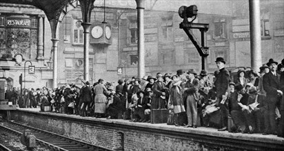 A bank holiday crowd waiting for a train to Margate, London, 1926-1927. Artist: Unknown