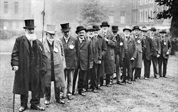 A row of old 'cabbies', London, 1926-1927. Artist: Unknown