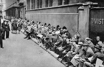 A queue for first night tickets in Covent Garden, London, 1926-1927. Artist: Unknown