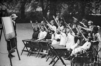 Open air class in Lincoln's Inn Fields, London, 1926-1927. Artist: Unknown