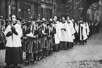 Chapel Royal choirboys in procession, Clerkenwell, London, 1926-1927. Artist: Unknown
