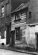An old wooden house in St John's Hill, Shadwell, London, 1926-1927.Artist: Whiffin