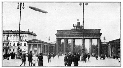 Zeppelin airship passing over Brandenburg Gate, Berlin, First World War, 1914. Artist: Unknown