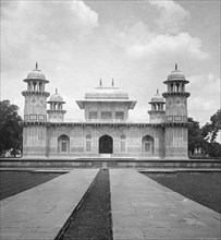 Itmad-Ud-Daulah's Tomb, Agra, India, early 20th century.Artist: H Hands & Son