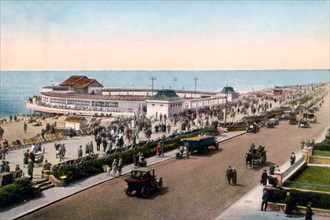 The bandstand and promenade, Worthing, West Sussex, early 20th century. Artist: Unknown