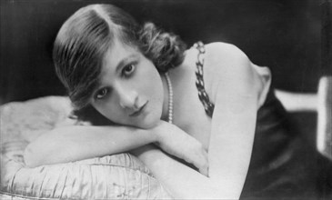 Doris Keane, American actress, early 20th century. Artist: Claude Harris