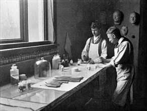 In Professor Herkomer's enamelling studio, grinding colours, 1899. Artist: Unknown
