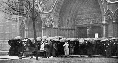 People waiting in the rain in order to attend a service at Westminster Abbey, London, 1910. Artist: Unknown