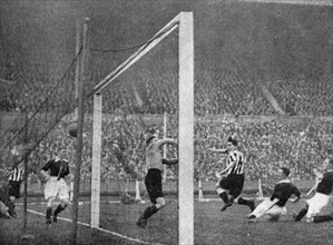 Jack Allen heads Newcastle's first goal, FA Cup Final, Wembley, London, 1932.Artist: Graphic Photo Union