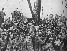 Vive la France: French troops on board a transport going to the Dardanelles', 1915. Artist: Unknown.