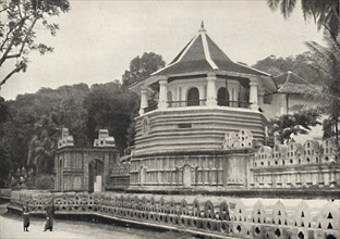 'Der Tempel des Hiligen Zahnes Buddhas in Kandy (im Vordergrund der achteckige Bau Pattiripuwa)', 19 Artist: Unknown.
