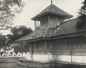 'Dewale (s. Tafel 58) bei der Dagoba des Heiligen Zahnes in Kandy', 1926. Artist: Unknown.