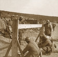 Making barbed wire, c1914-c1918. Artist: Unknown.