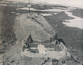 'Hansen's Grave On Cape Adare', 1911, (1913). Artist: G Murray Levick.